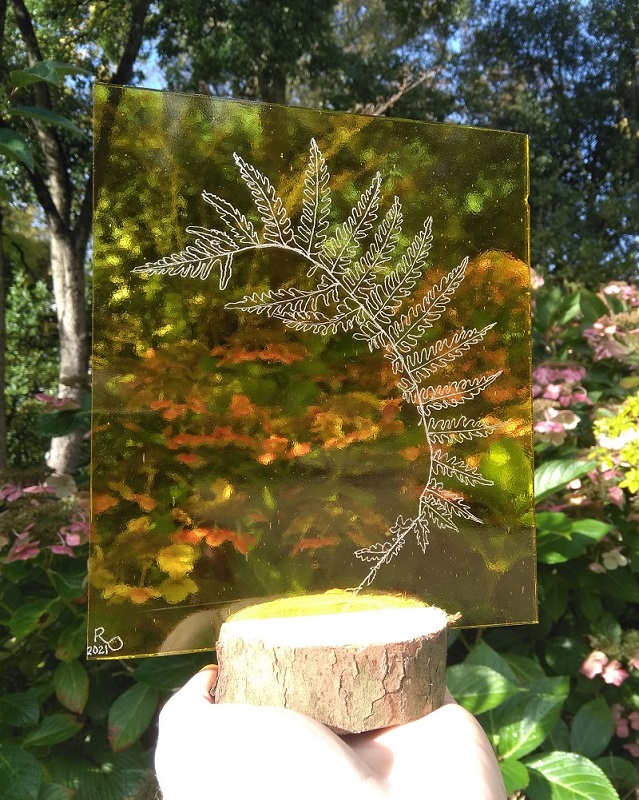 Varen, 2021, 15,7x18,4 cm, glas-gravure in houten voetje