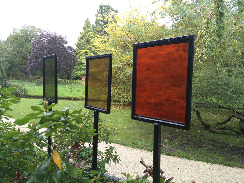 Tetrapanax, drieluik, 2021, glasmaat: 30x40 cm, glas-gravure in stalen omlijsting, gekleurd glas